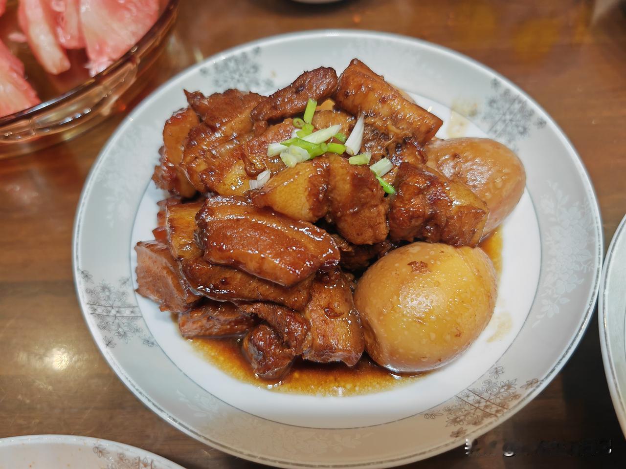 午餐来喽～昨天上海阴雨天，儿子儿媳说先不出去玩了，在家吃午饭，那好吧，冰箱里有