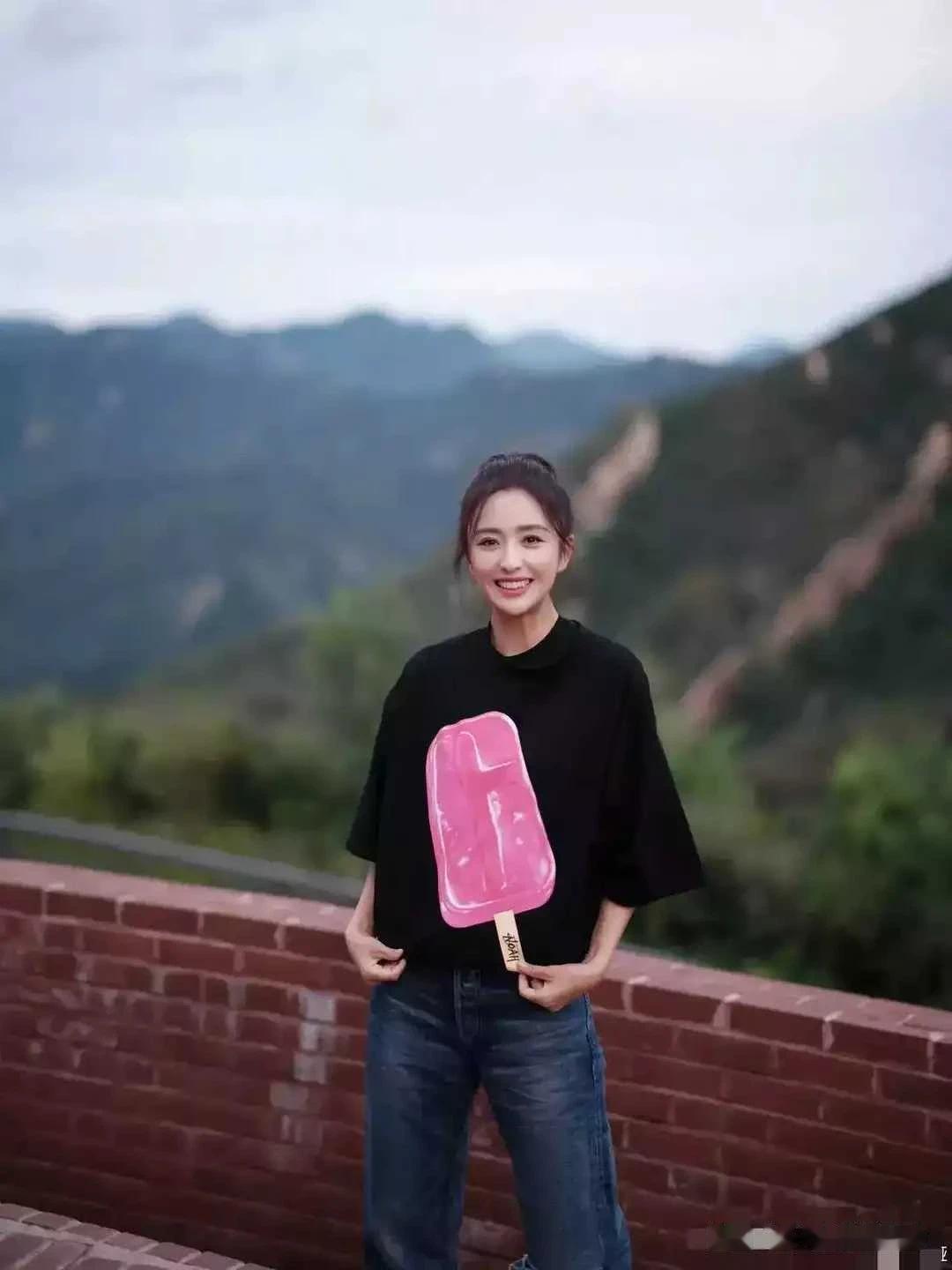 有一个这么漂亮的老婆，她导演前夫居然还离婚，实在搞不懂！
