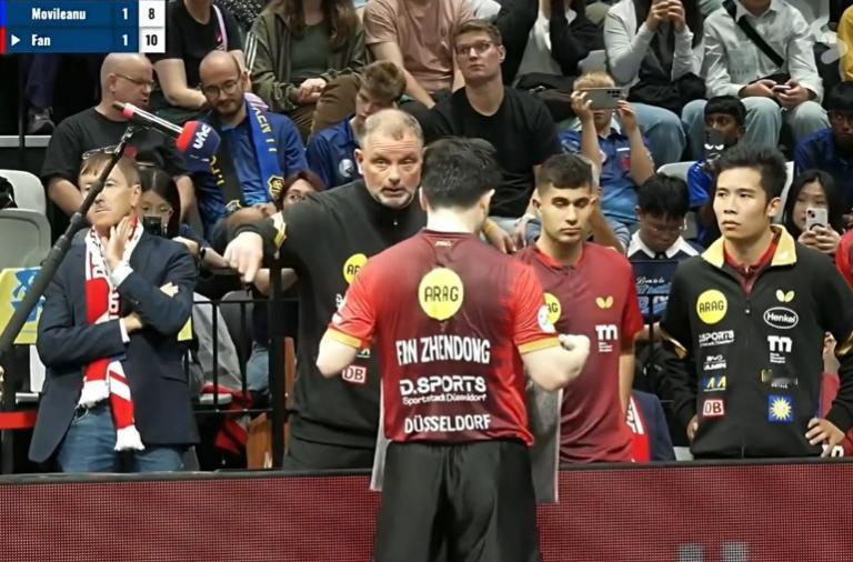 怪了！樊振东3:1拿下莫维利亚努的暂停，李永胤为何不给东哥翻译呢？此时邱党