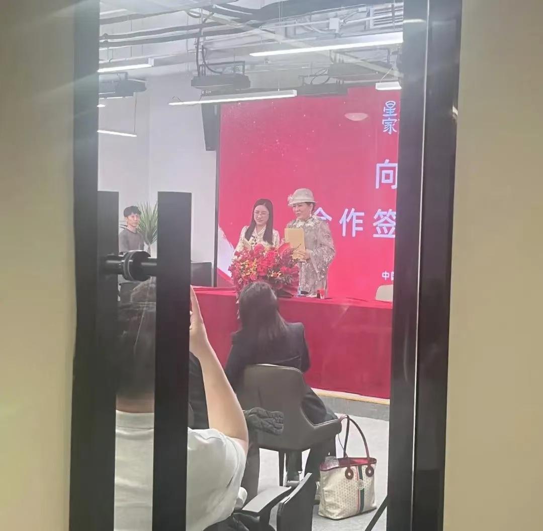 向太家又添喜事了！有网友曝光在深圳某办公大楼里撞见了向太还有向华强，两人盛装打