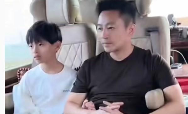 s妈今晚怕是又要睡不着了……她心心念念的外孙们不仅回到了汪小菲身边，还跑去大草