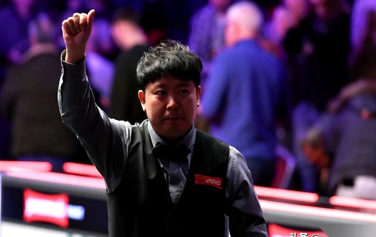 斯诺克冠军联赛这第七组，剧情比谁想的都野。先是周跃龙、赵心童俩人退赛，场子一下