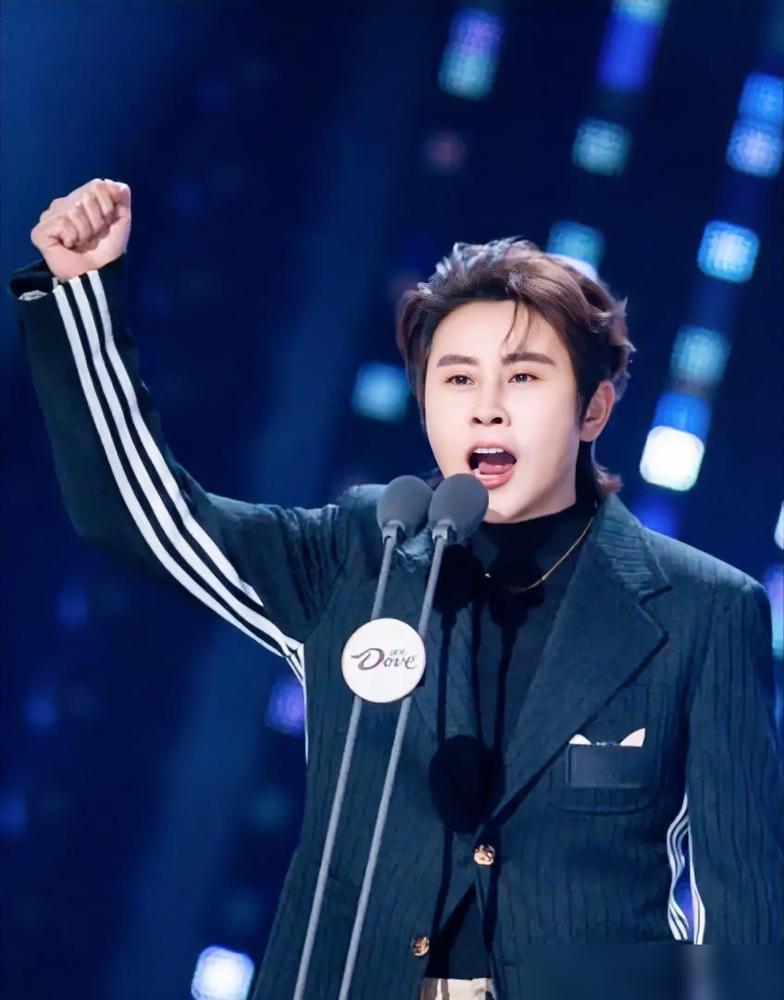 4枚奥运金牌，她疯了？放着解说台不坐，跑去一个全开麦的唱跳直播，你真以为王濛是图