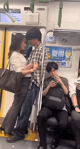 地铁情侣这波"社牛"操作完美诠释——只要内心够强大，尴尬就追不上我～