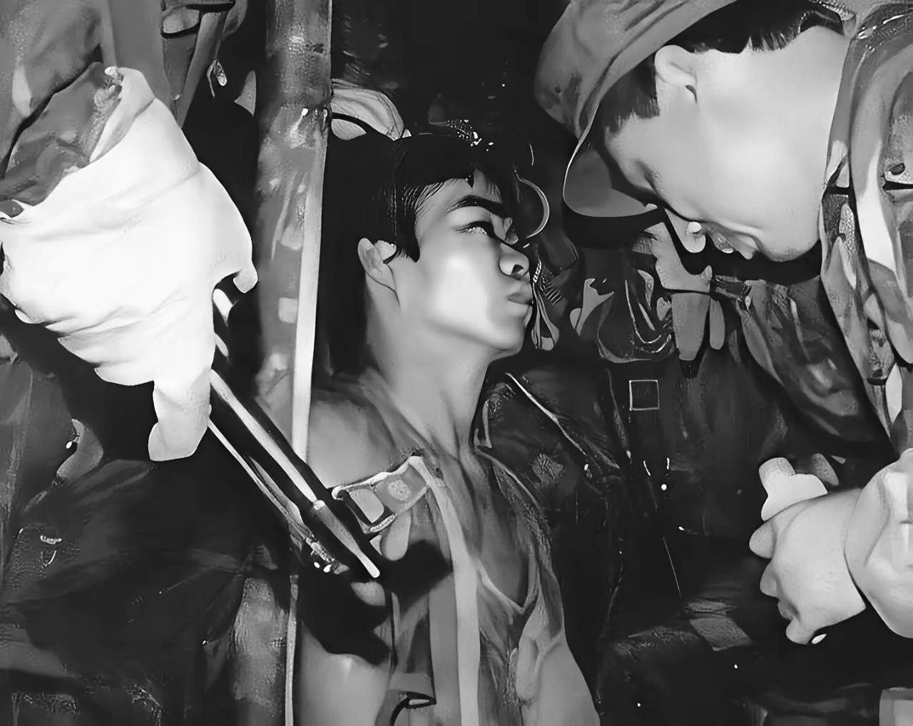 1986年，侦察兵孟宪伟去抓俘虏，被敌人一刀从后背捅穿前胸！他死活不拔刀，硬
