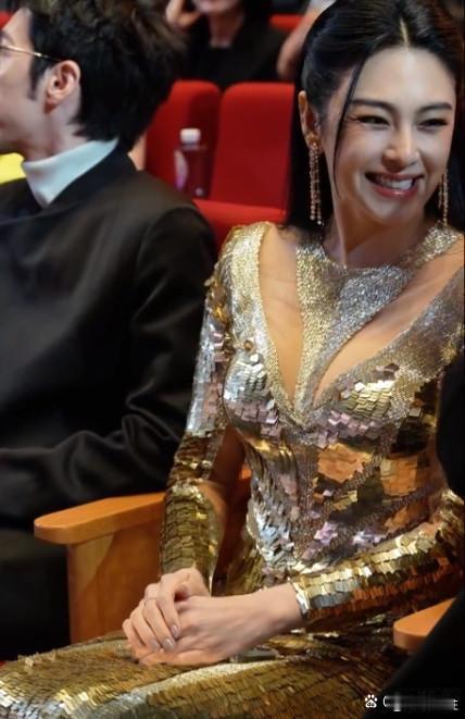 张雨绮真真好身材，昔日天使面容，一笑惊艳全场​​​