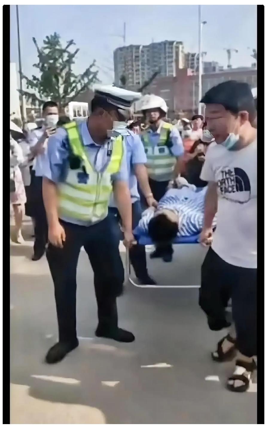 手术结束不到10小时，他被担架抬进高考考场。昨天早上，简阳中学考点门口停了一辆