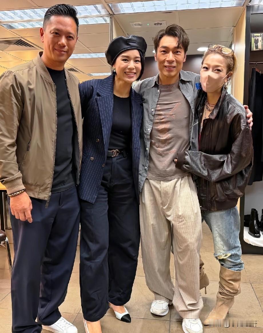 许志安红馆演唱会后台大合照！胡杏儿现身捧场，网友直呼梦回《肥田喜事》许志安
