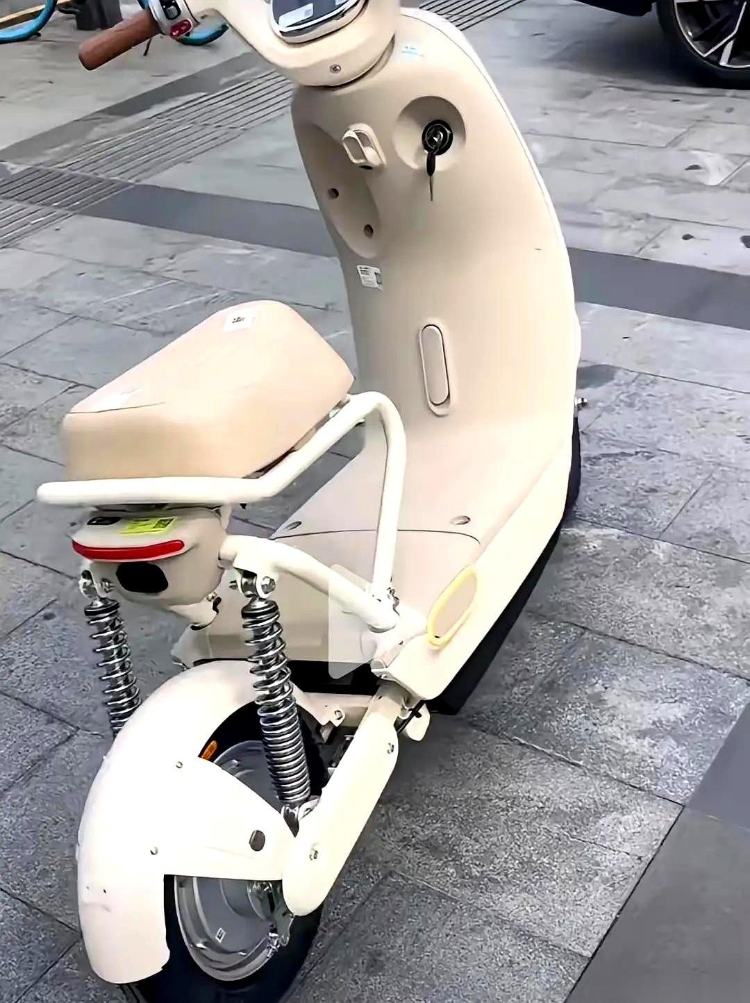 脚蹬子没了。对，你没听错，新国标的电动车，直接把脚蹬子给取消了。这下好了，以