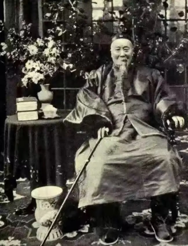 1900年，晚清重臣李鸿章一张罕见留影，镜头中的李鸿章老态龙钟，背靠在椅子上，此
