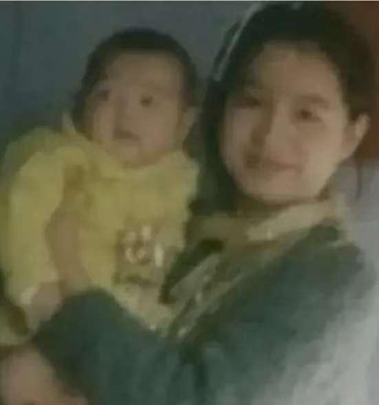 1976年，25岁女知青抱着4岁儿子返城，母亲怒骂：未婚先孕，不知羞耻！可得知孩