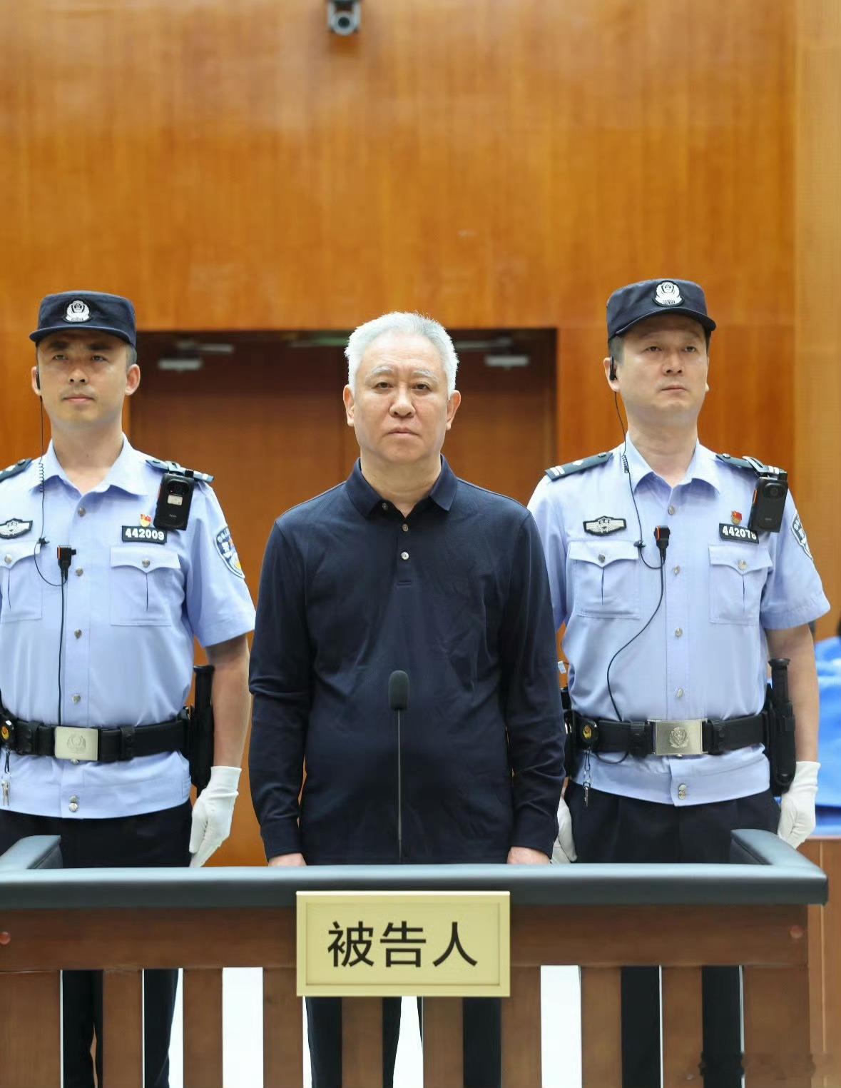 许家印一审被判无期还是能看到啤酒肚，内脏脂肪确实很难减下来。