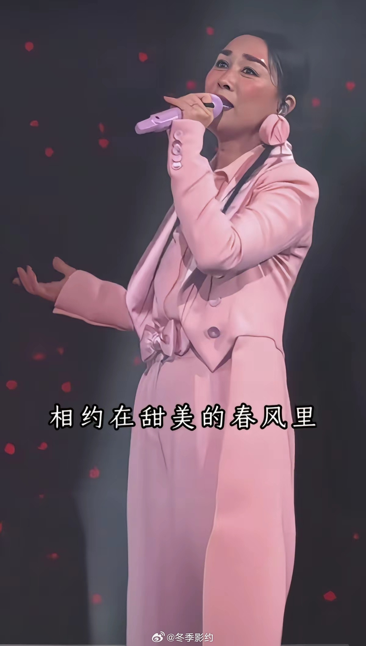 那英在南京开演唱会，可能吸取了在北京开演唱会的教训。南京站是粉嫩装出场，歌曲不变