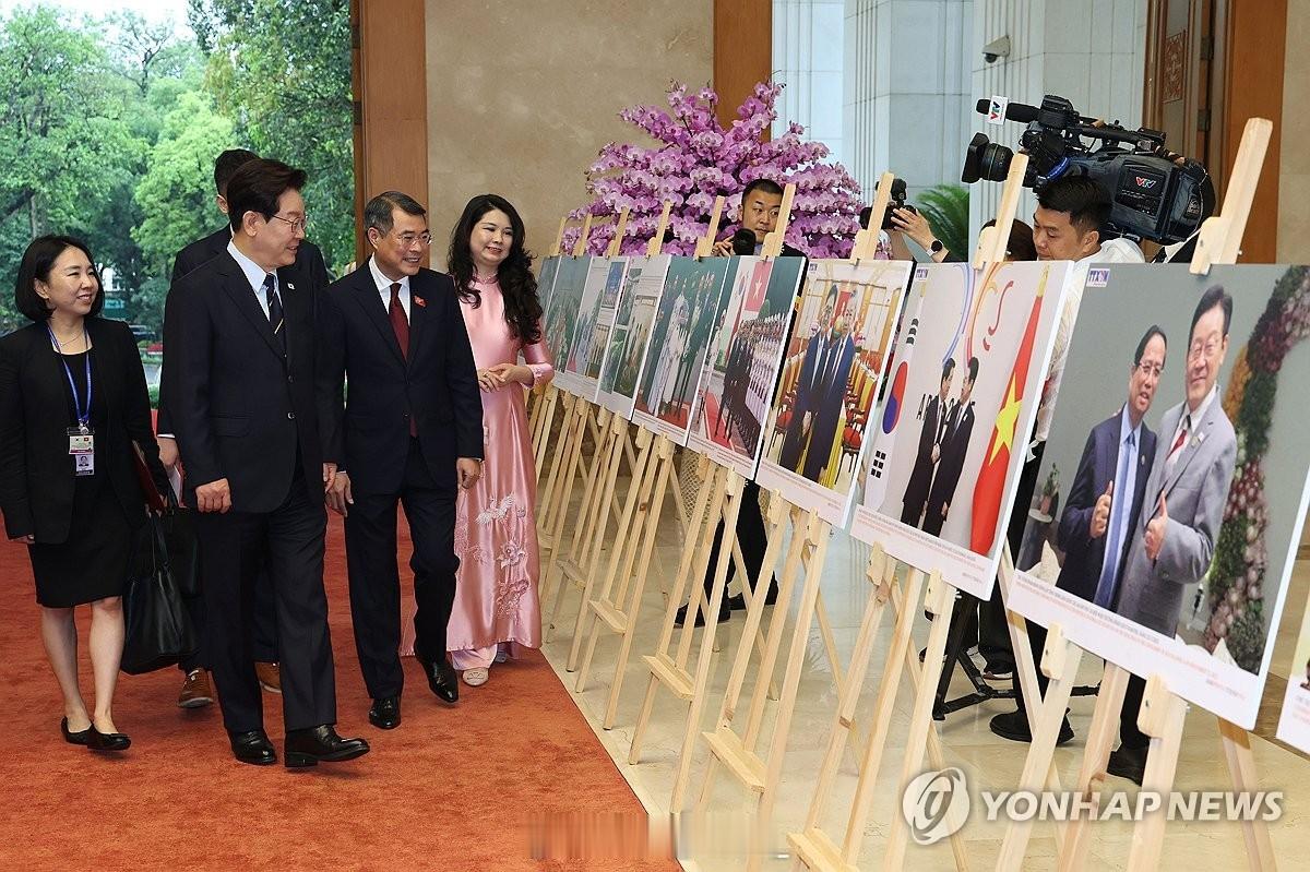 李在明访问越南组图。