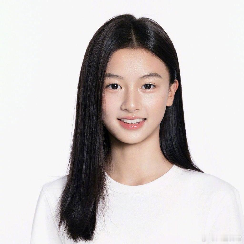 之前那个七七签公司了，没签给于正。这公司以前最火的是张雪迎，后来去壹心了