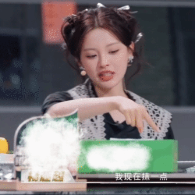 杨超越发现臭豆腐新吃法，一个大胆的念头涌上心头，只是多了一位受害者马頔，要好好除