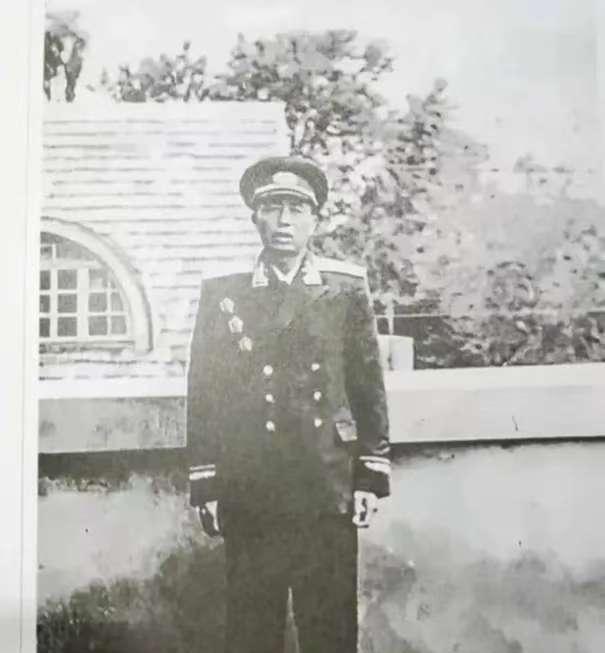 1943年，汉奸抓了个女八路，保长却拦着不让带走。汉奸队长王大麻子正要发火，保