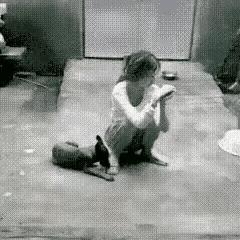 狗狗舔脚被踹后跳崖？比起心疼狗，更该醒醒的是“跪着讨好”的人！