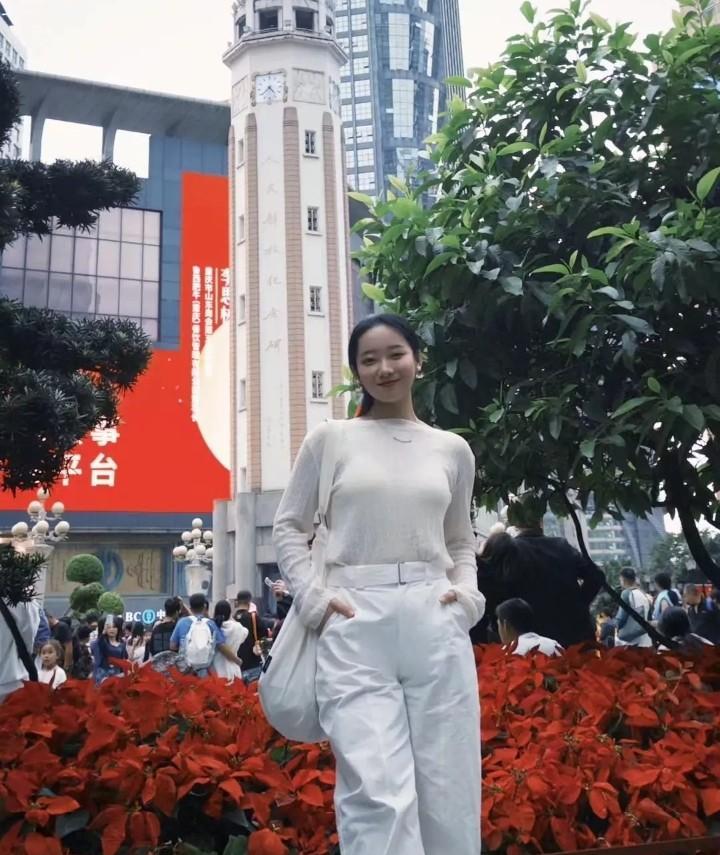 不少专家根据伤者伤后照片、身体反应，分析咬伤女子的动物可能是银环蛇，为了配合调查
