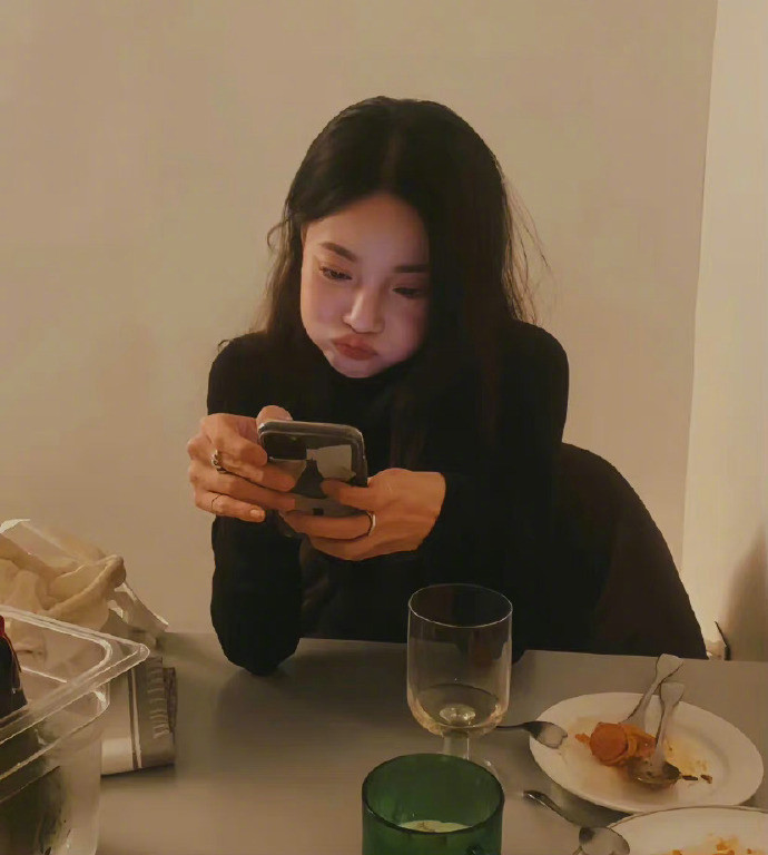 天蝎就是明明都气的浑身发抖恨不得砍了他全家祖宗十八代的时候，喜欢的人一个打电话打