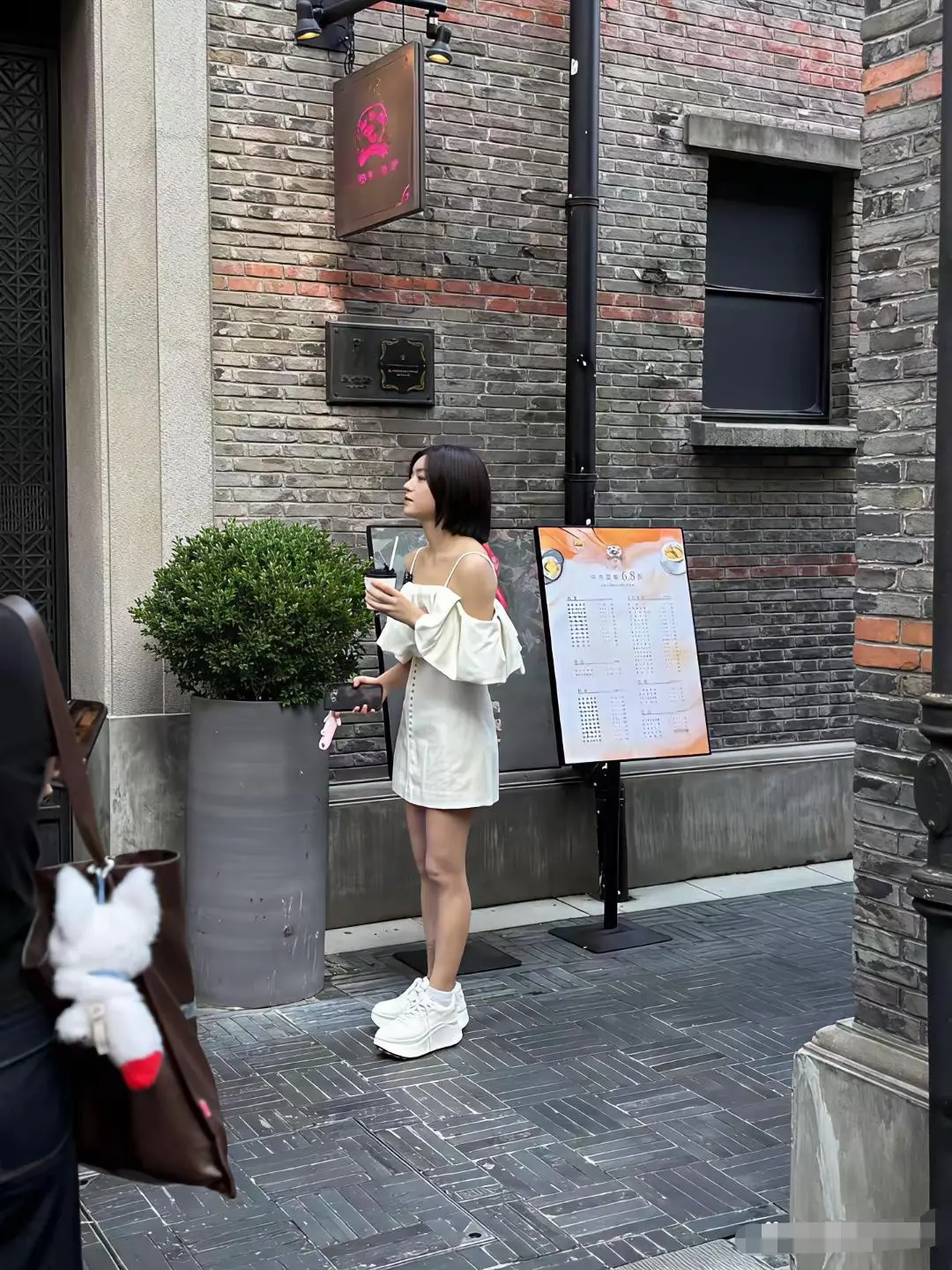 距离陈妍希只有不到一米，真的好白好瘦好美😍