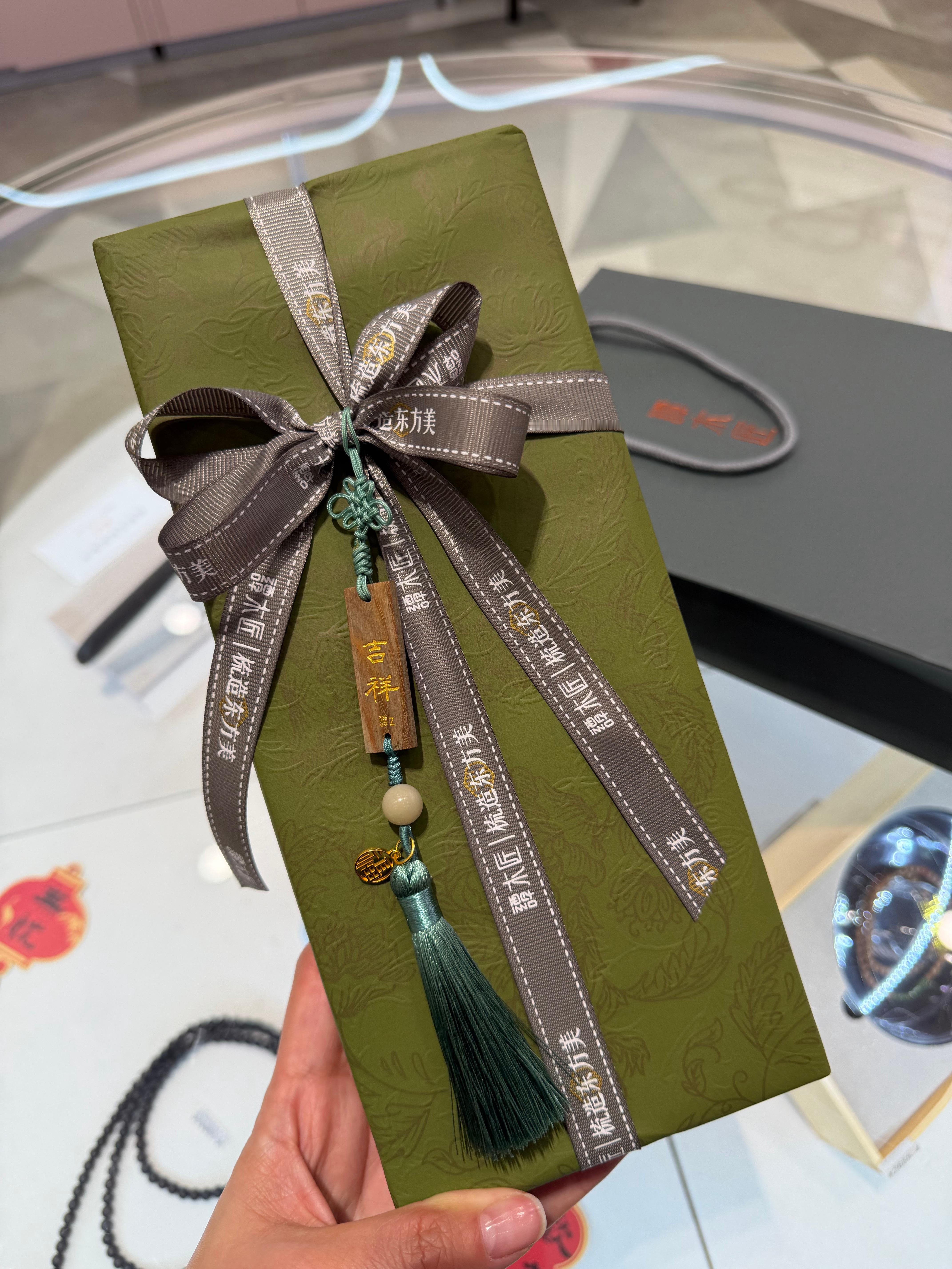 买了一把谭木匠梳子，情绪价值给的好足啊不仅包装的精美，还配了一条祝福小吊坠吉祥