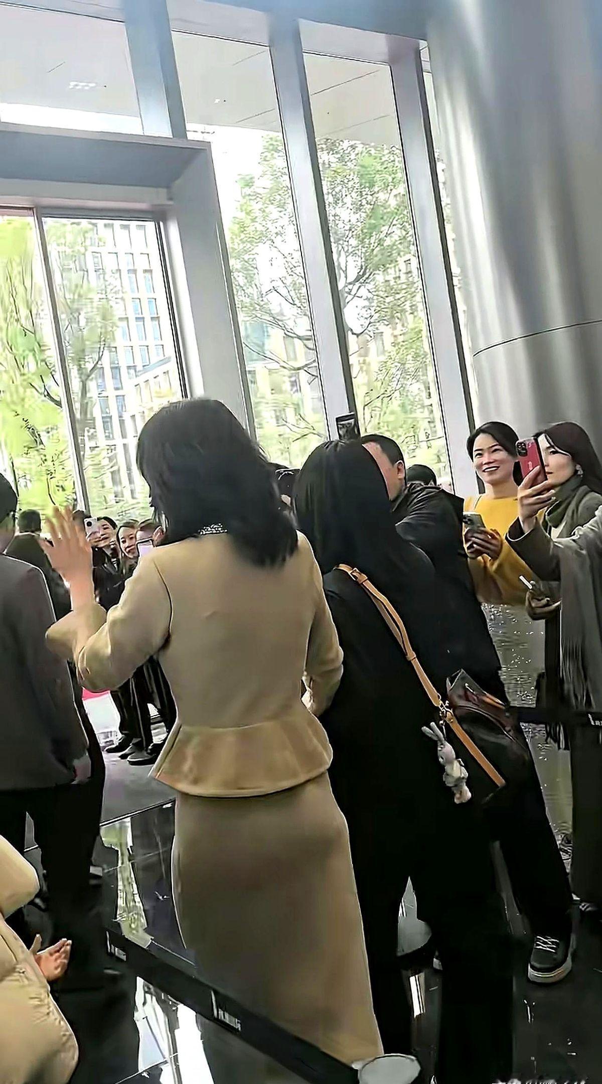 55岁阿姨想穿蒋勤勤同款，一套四五千，奢侈吗？一位55岁的阿姨，看到明星蒋勤