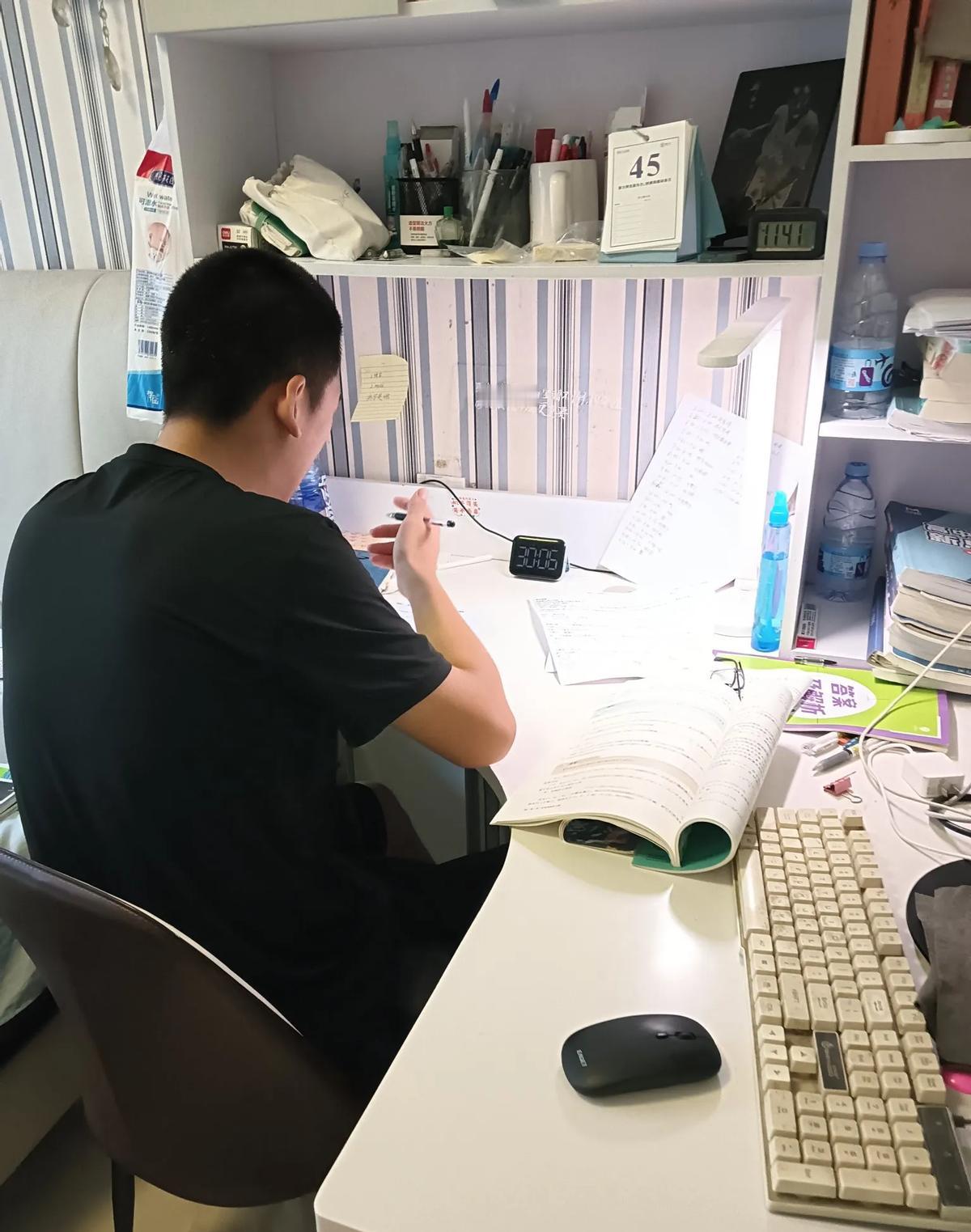 不补课娃就狂掉级？别慌，先看清病根再出手！娃成绩暑假大跳水？80%跟补课