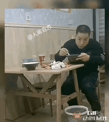 桌子都看不下去了，让他来个狗啃屎，他扔在地上的垃圾整他一身，真是自作自受。一个