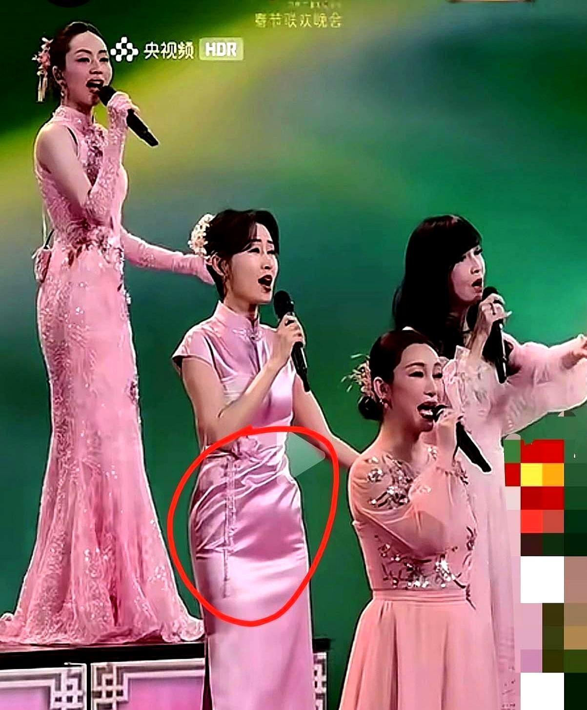 真正的顶级美人，早就放弃对抗地心引力了。春晚舞台上，50岁的刘敏涛穿着粉色