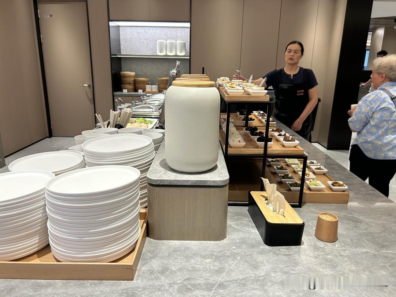 带着83岁老妈来永州，我姐订的全季酒店。平时200多300多的酒店房间，国庆节商