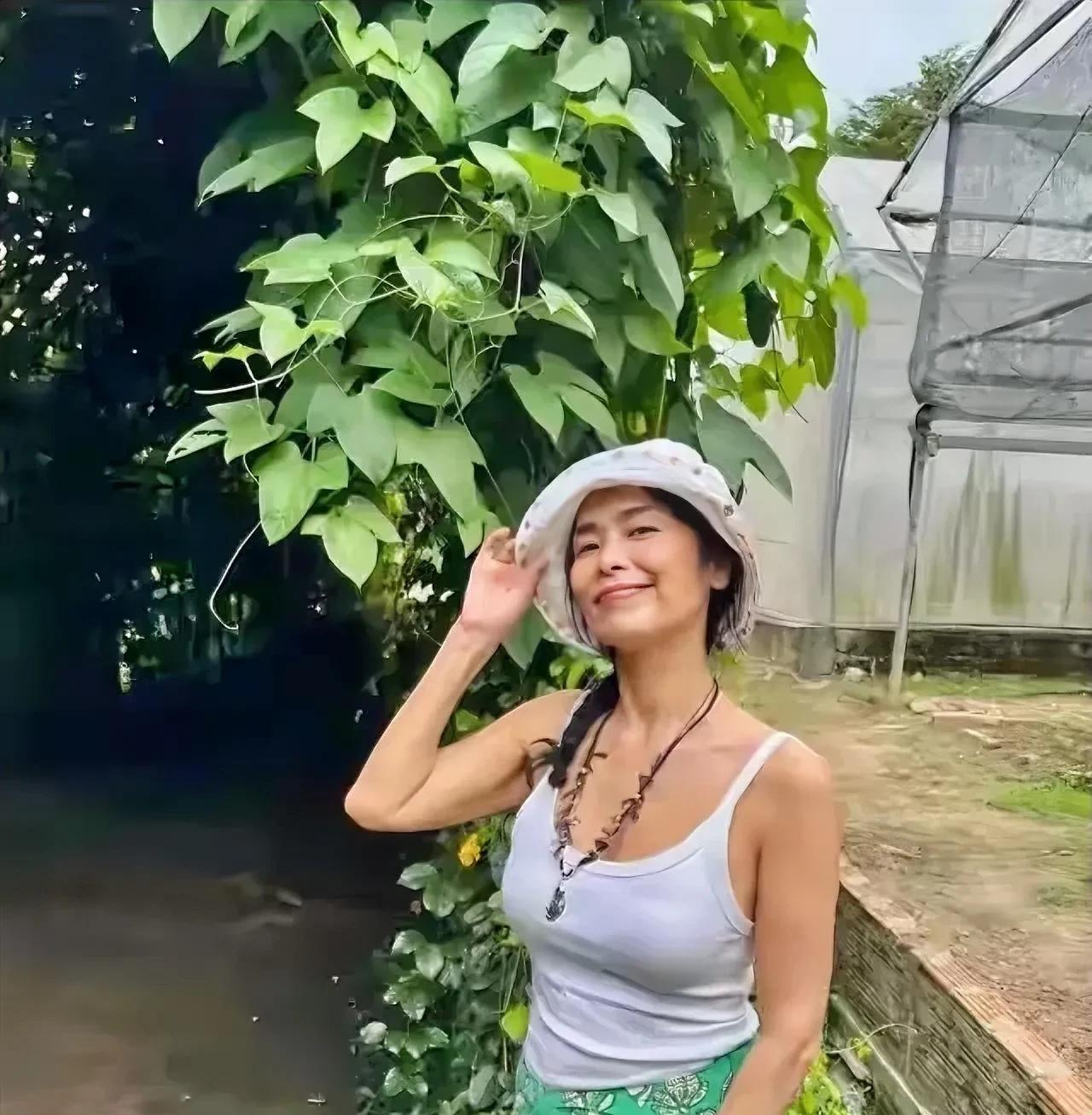 不可思议！今年61岁的韦唯，这位当年在内地红遍大江南北的歌手，如今却在泰国清迈村