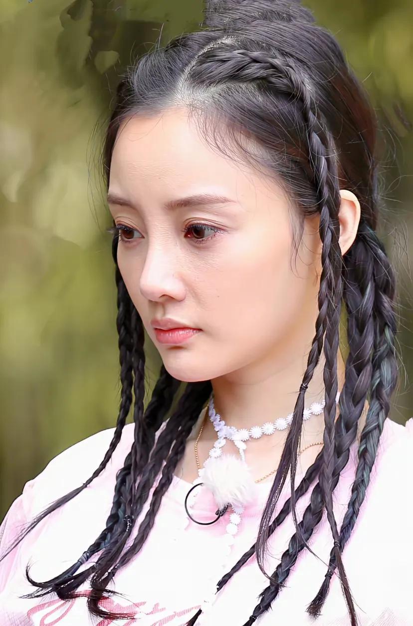 远看还好近看皱纹也映入眼帘了不过她身材娇小玲珑很抗老的现在粉丝对艺人的道德