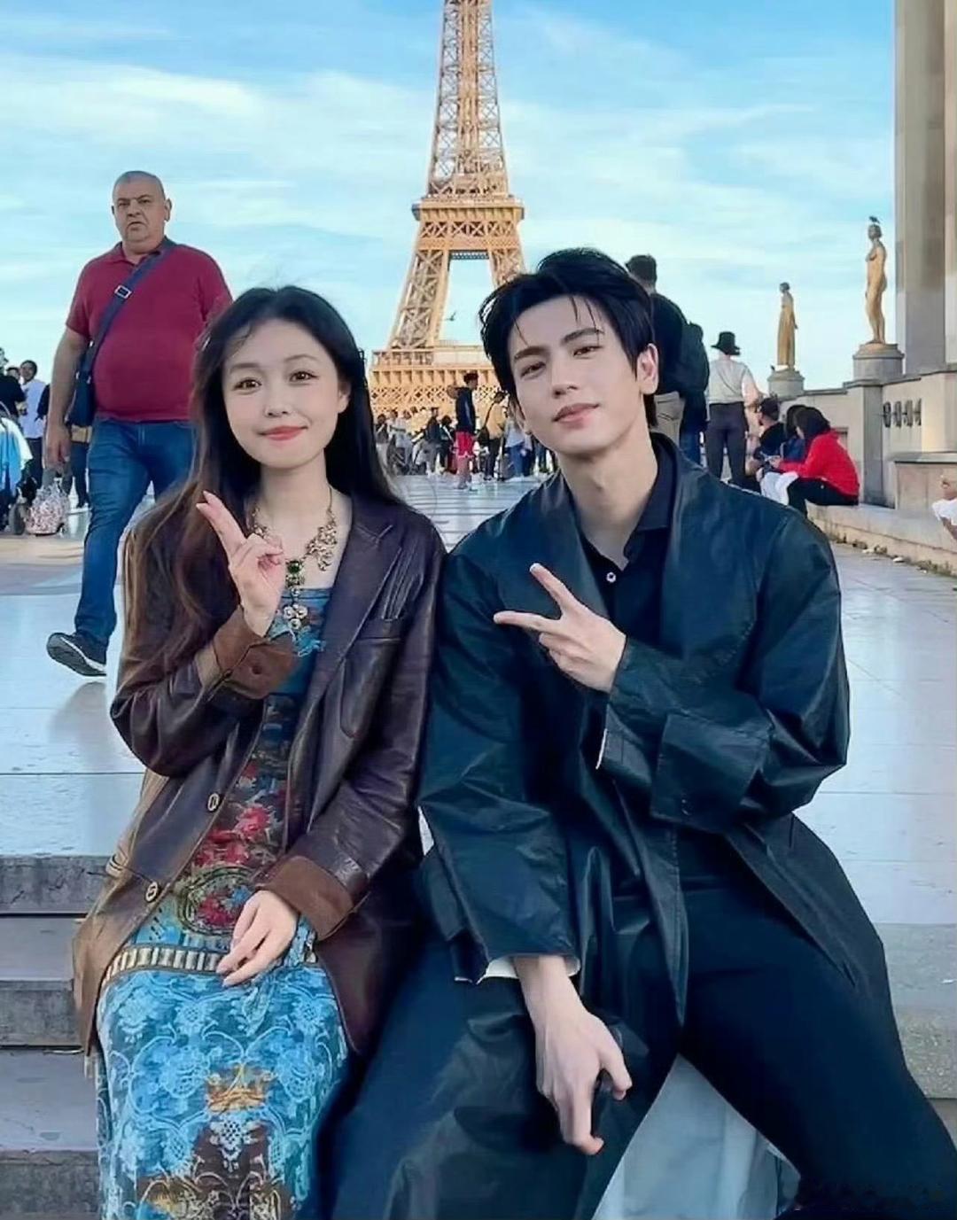 张凌赫脖子难受吗？怎么每张合照头都歪向女生那一边？导致把偶遇都拍成了情侣照，每张