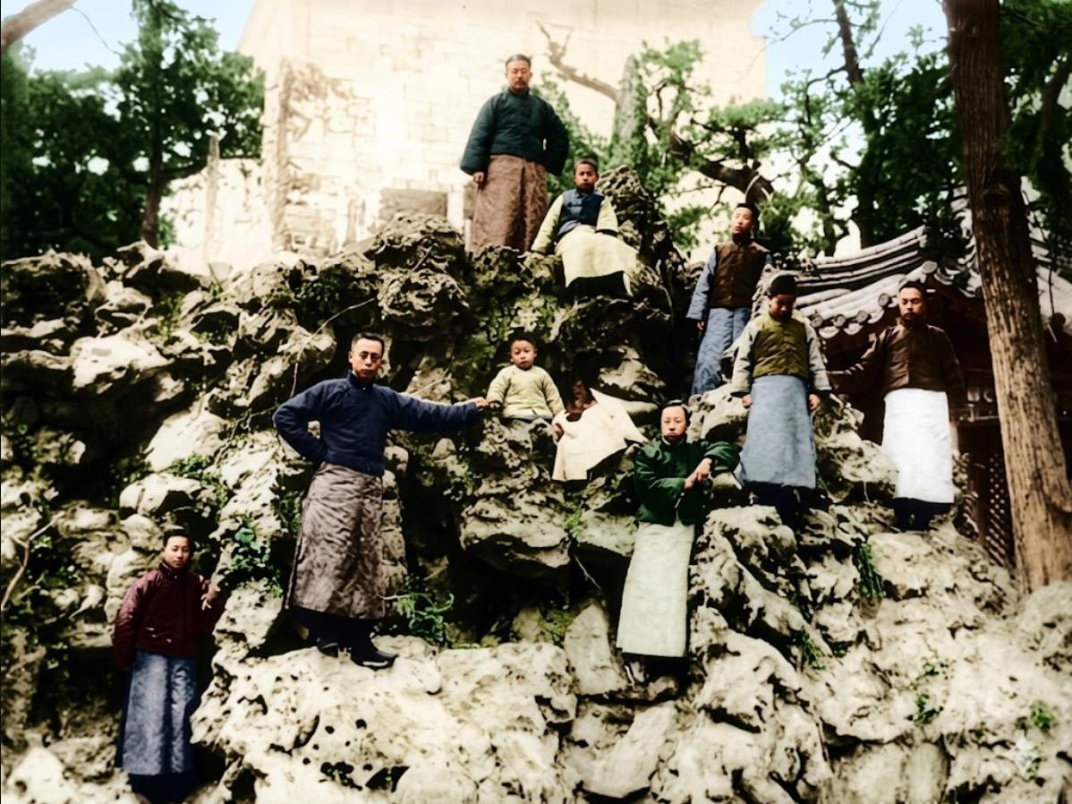 逊清小朝廷时期，溥仪（左二）还是紫禁城里的逊帝，身边是亲弟弟润麒（左三）、溥杰（