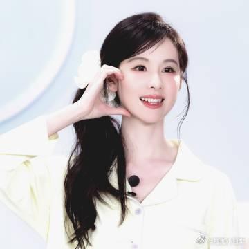 陈都灵抬眸黑切白世人皆被温柔外表迷惑，以为温顺好拿捏，殊不知温润皮囊下是冷硬风