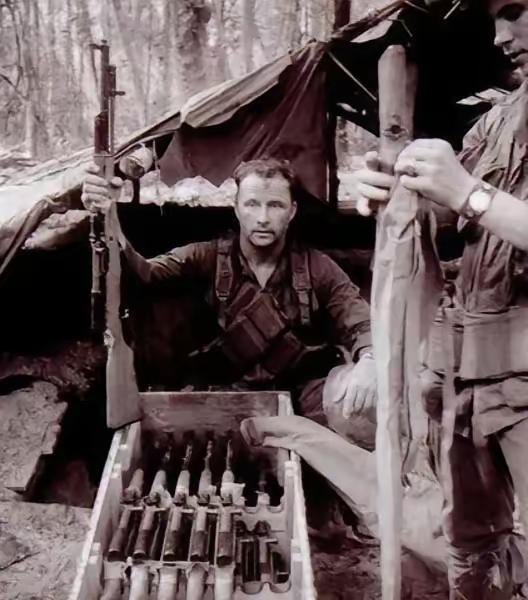1968年，一个北越士兵端起中国造“56式”步枪，只见他瞄准了一个美国兵，当他扣