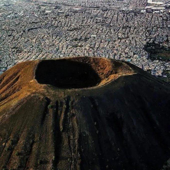 城市扩张的尽头，连火山都要被“圈进城里”了。这是墨西哥城一座被完全包围的死