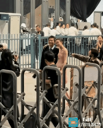 倪妮很奇怪，和男演员在一起就特别放松，像哥们一样相处，特别融洽，和女演员在一起就