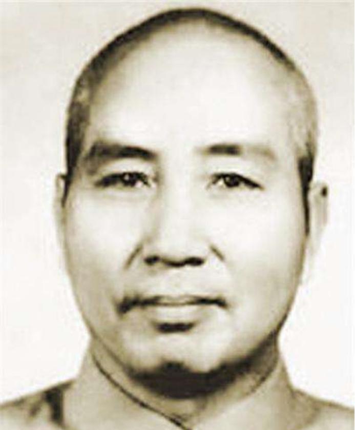 1934年，地下党员王同兴的家里来了两个陌生人，他们臂缠毛巾，手提点心，说着中共