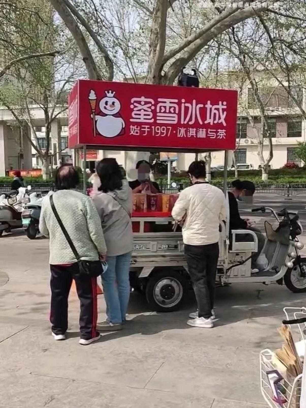 网友倒卖蜜雪冰城柠檬水，明码标价赚个两三块一杯，也很合理。但是对于品牌来说并不是