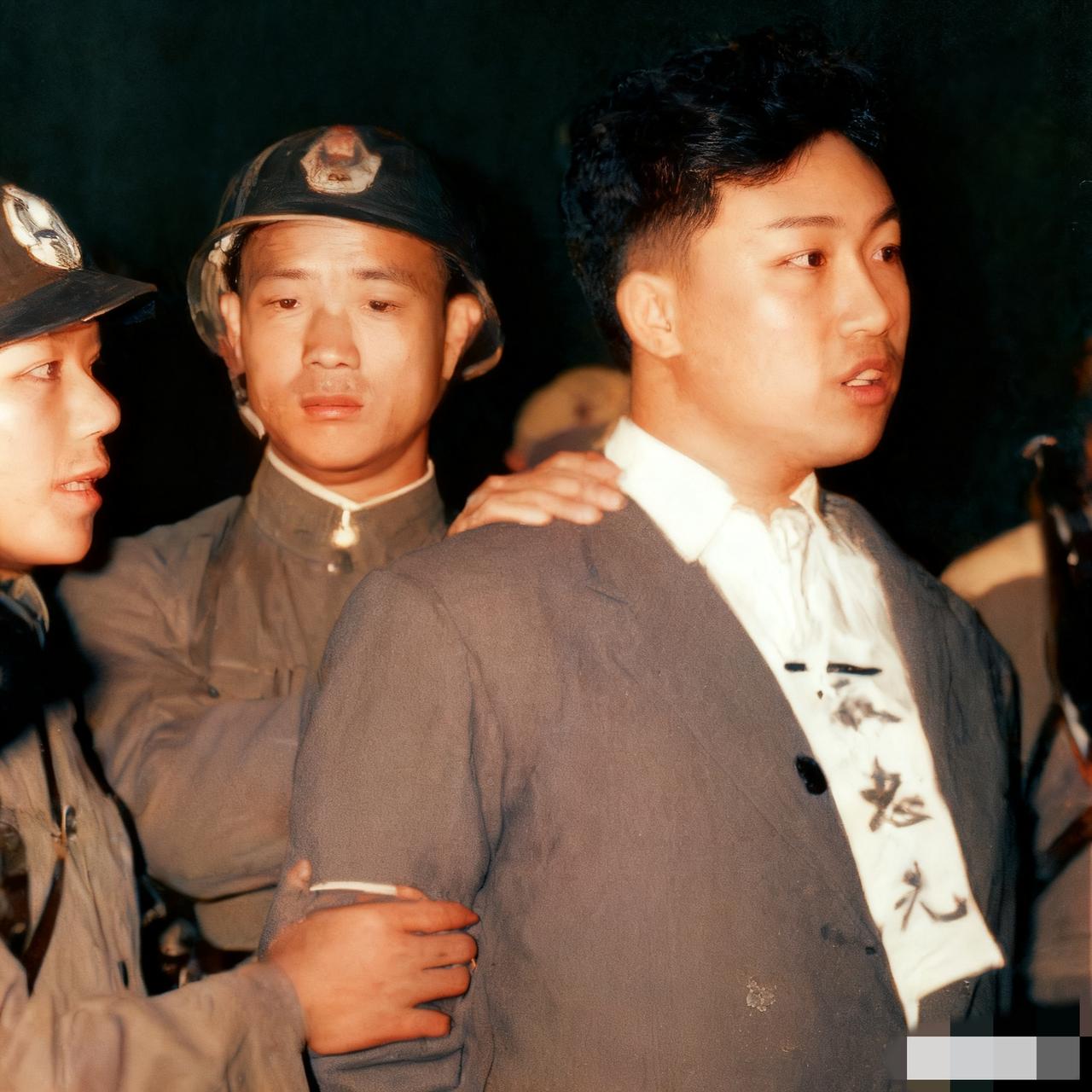 这是1950年，严惠先烈士就义前，敌人拍下的一张照片，镜头中的他昂首挺胸，毫无畏