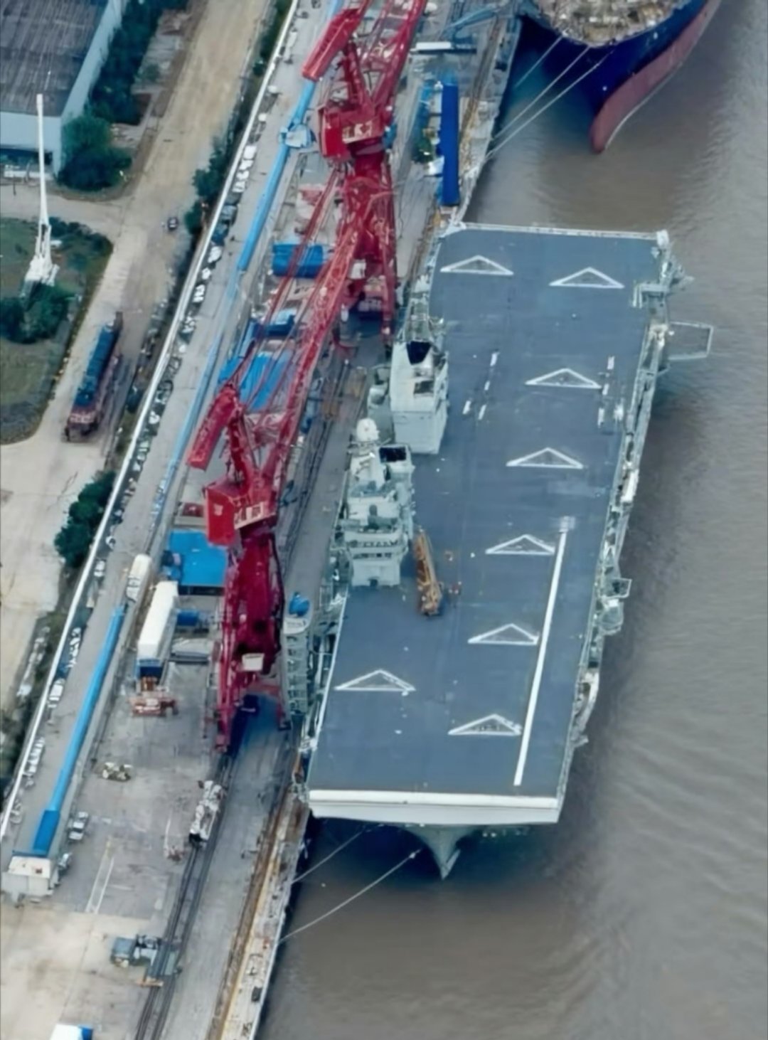 076甲板划线了！总共有8个直升机起飞位，有部分博主认为甲板上的“三角△标志”是