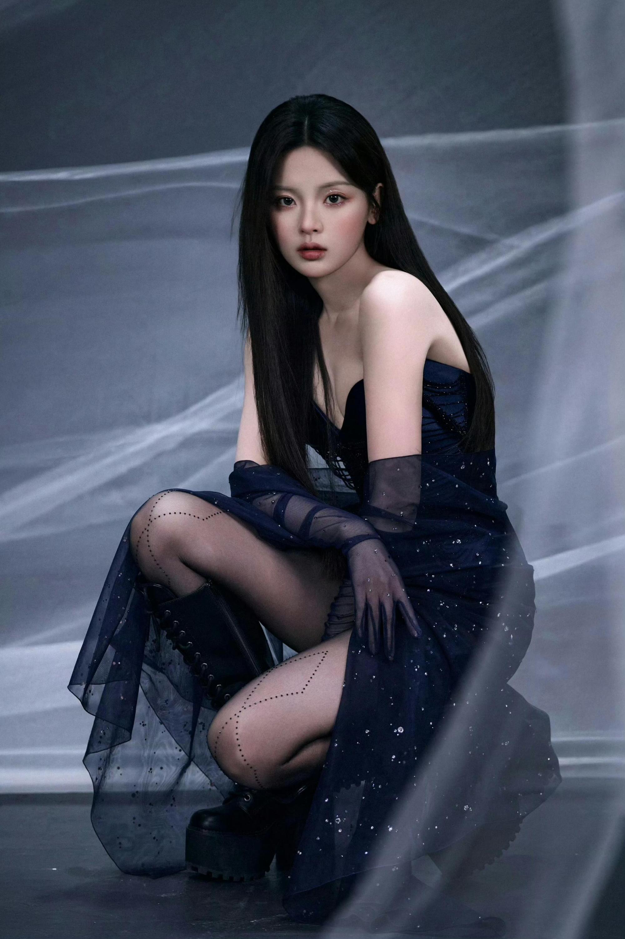 杨超越经典穿搭，黑裙妆造好冷酷的一组图片。杨超越