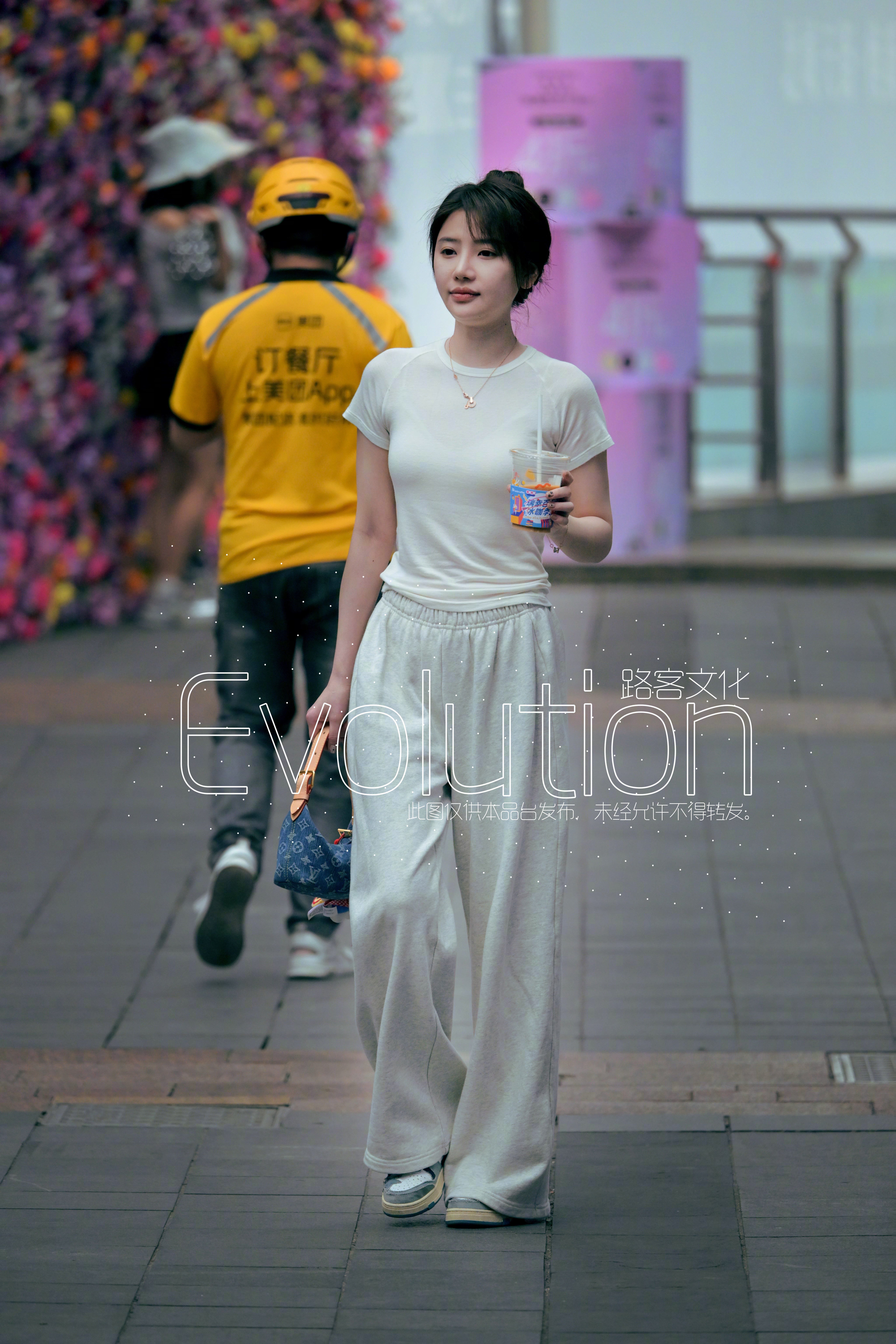 一身白色穿搭的清爽感​​​