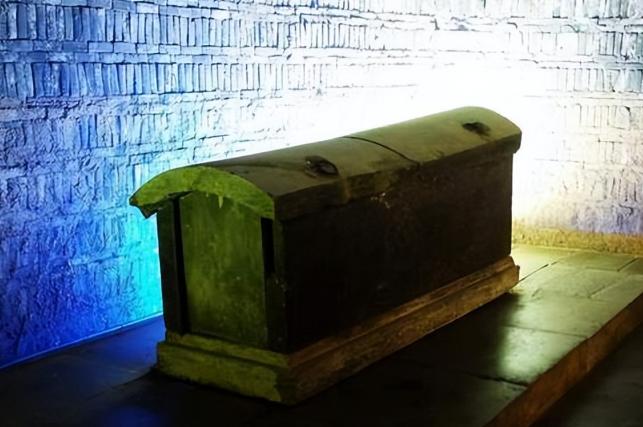 1945年，王绍义终于用炸药炸开了康熙帝景陵的地宫，当尘埃散去，六口棺椁如同沉睡