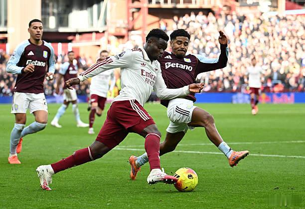 阿斯顿维拉2比1阿森纳阿森纳的18场不败纪录结束了。他们上一次输球，是八月份客