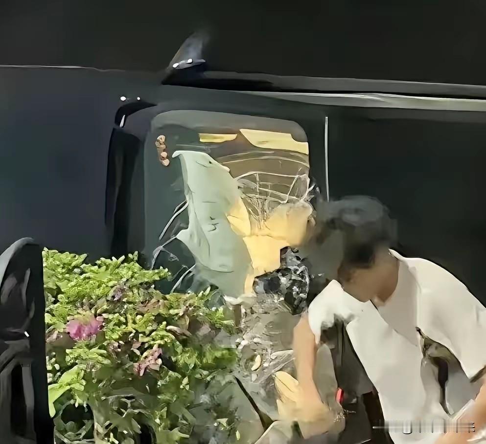 凌晨三点汕头街头，18岁学徒砸了自己的命根子，救了一条人命去年七月七日凌晨