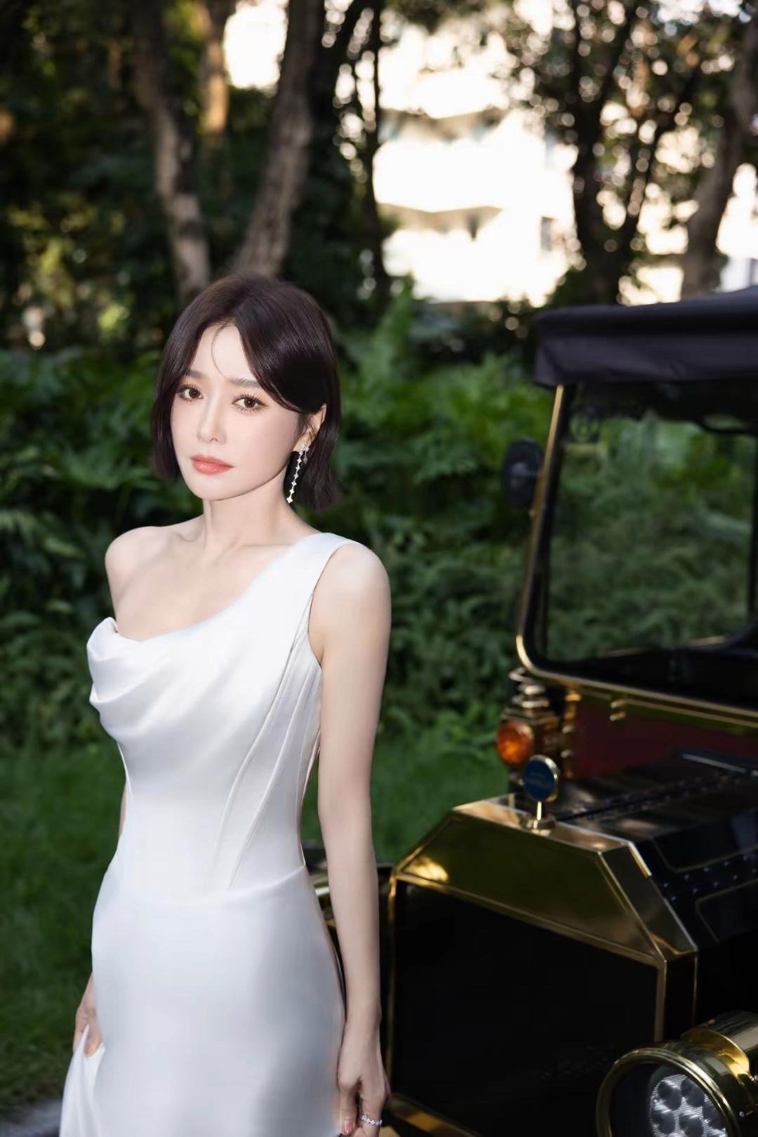 秦岚优雅亮相气场拉满！一袭白色长裙勾勒温婉身姿，伫立复古车旁自带时光滤镜，惊艳模