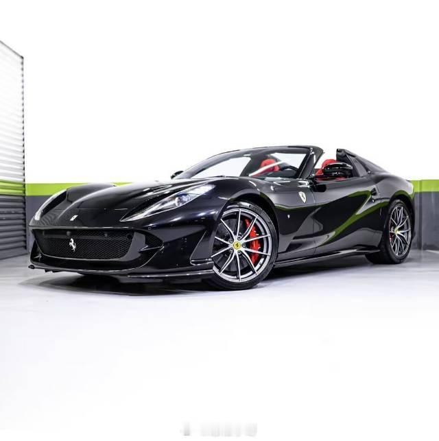 法拉利812GTS2022年03月出厂，2022年10月份上牌目前仪表里程130